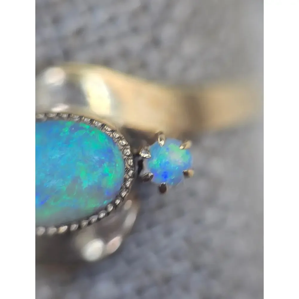 Vintage 10k Yellow Gold Women's Oval Opal Ring w/ 2 round size stones Size 7